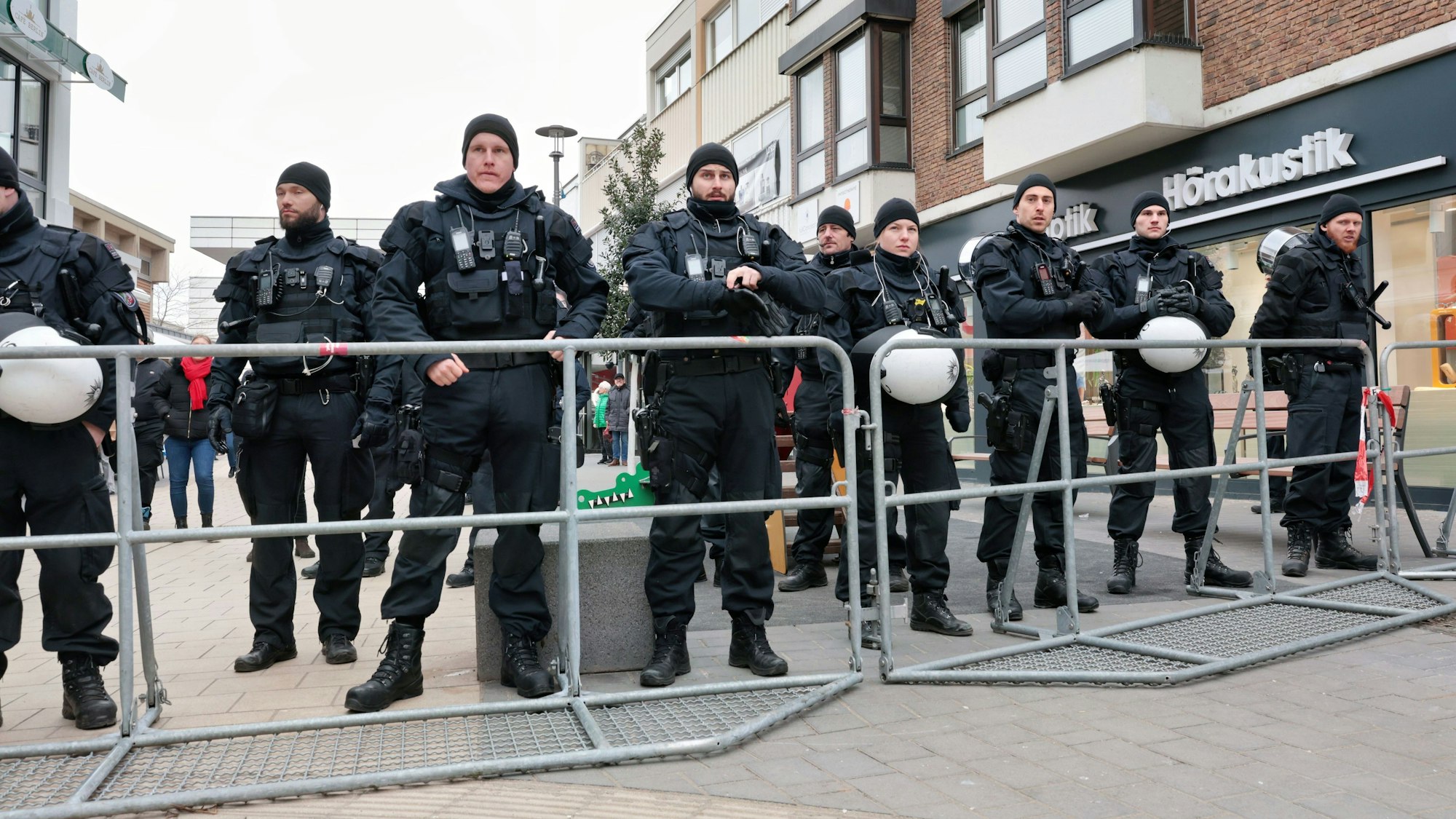 Zahlreiche Polizisten stehen in Euskirchen an einer Absperrung.