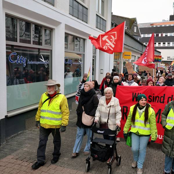 Ein Demonstrationszug mit insgesamt 550 Teilnehmern zieht durch Euskirchen.