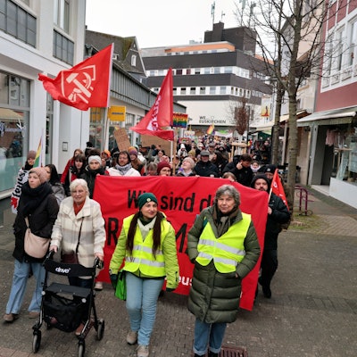 Ein Demonstrationszug mit insgesamt 550 Teilnehmern zieht durch Euskirchen.