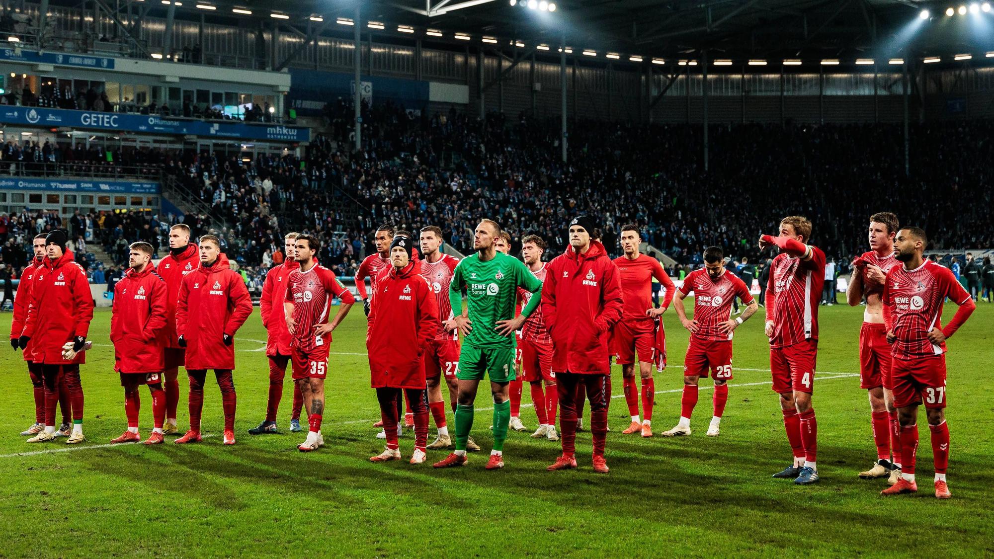 Die FC-Profis verabschieden sich in Magdeburg bei ihren Fans. Bis zur 70. Minute schien es, als sei die Lage unter Kontrolle. Doch dann ging Köln noch 0:3 unter.