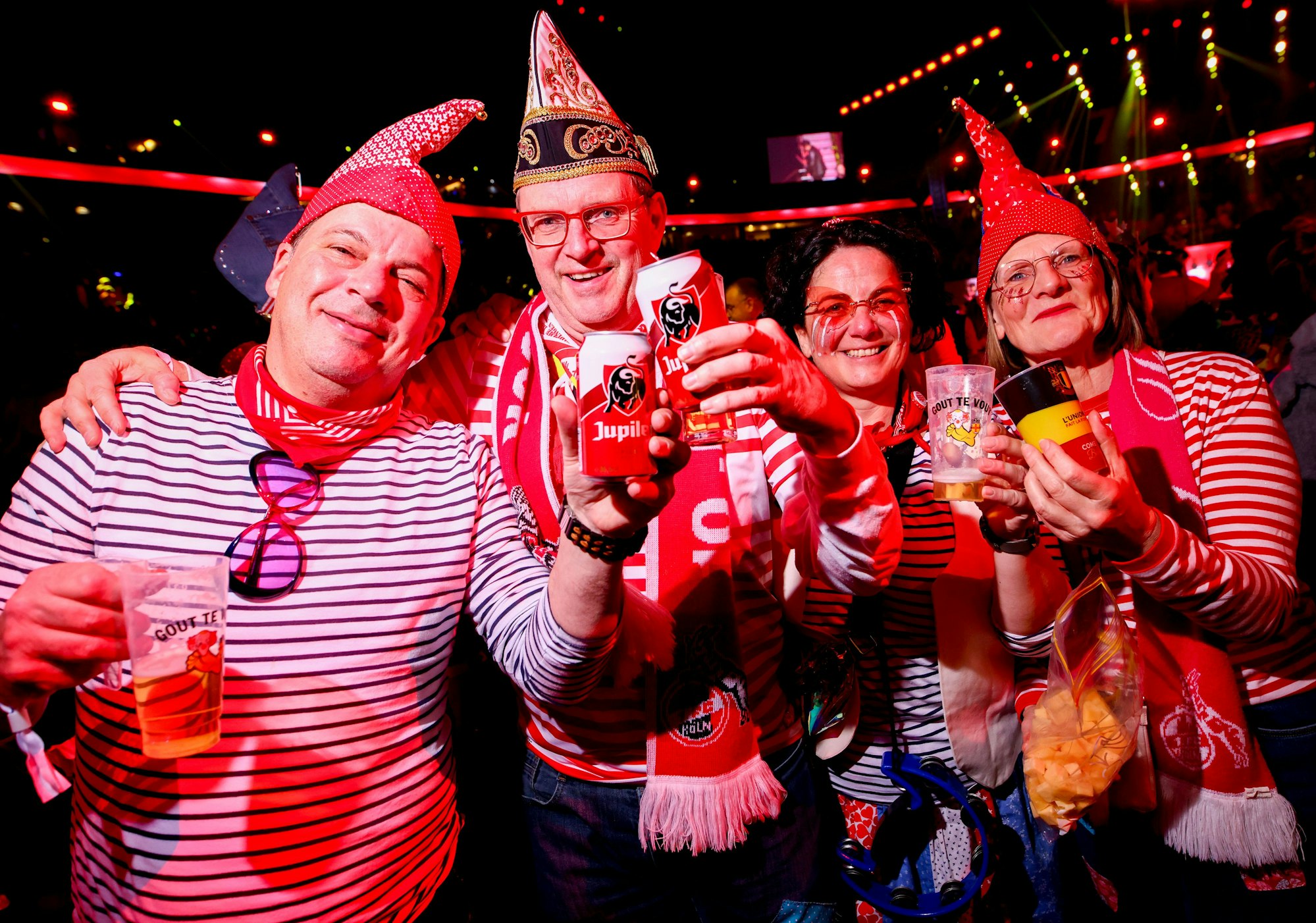 Vier verkleidete Menschen mit belgischem Bier.