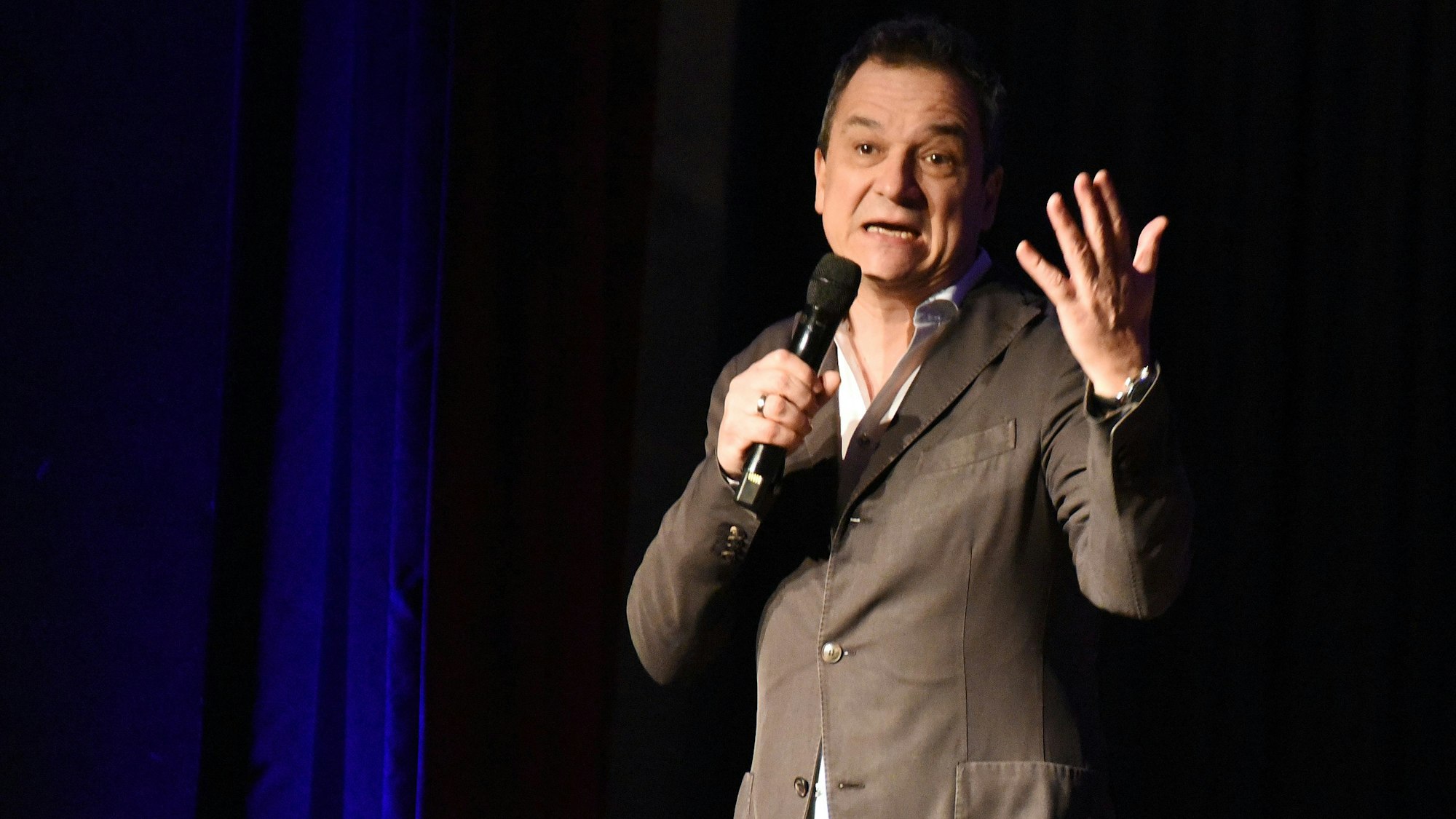 Kabarettist Stephan Bauer bei seinem Auftritt am Freitagabend im Parkhotel in Nümbrecht.