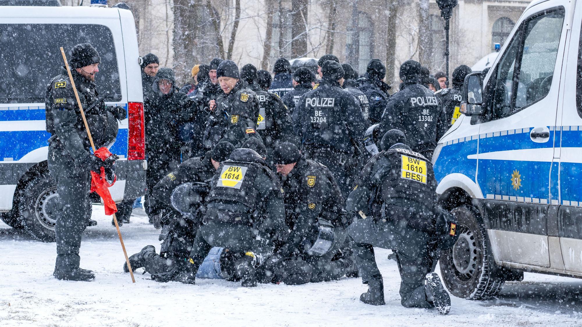 Polizisten nehmen einen Teilnehmer einer Demonstration auf dem Königsplatz fest. Nach dem Anschlag vom 13. Februar 2025 demonstrieren dort Hunderte Menschen gegen die Instrumentalisierung der Opfer von Gewalttaten für rassistische Mobilisierungen, zeitgleich hält die AfD am gleichen Platz eine Mahnwache ab.
