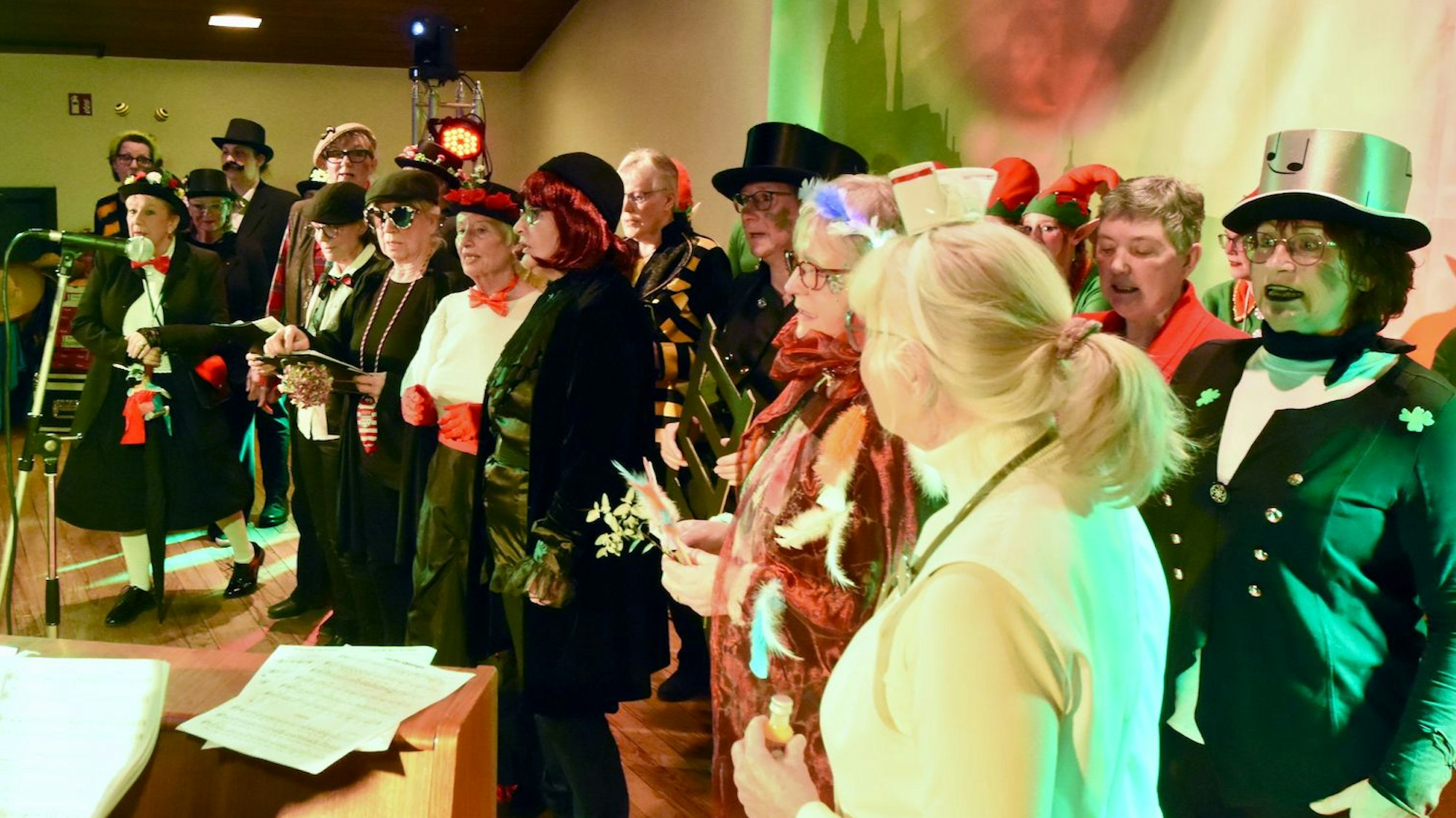 Kostümierte Frauen beim Auftritt auf einer Karnevalsbühne.