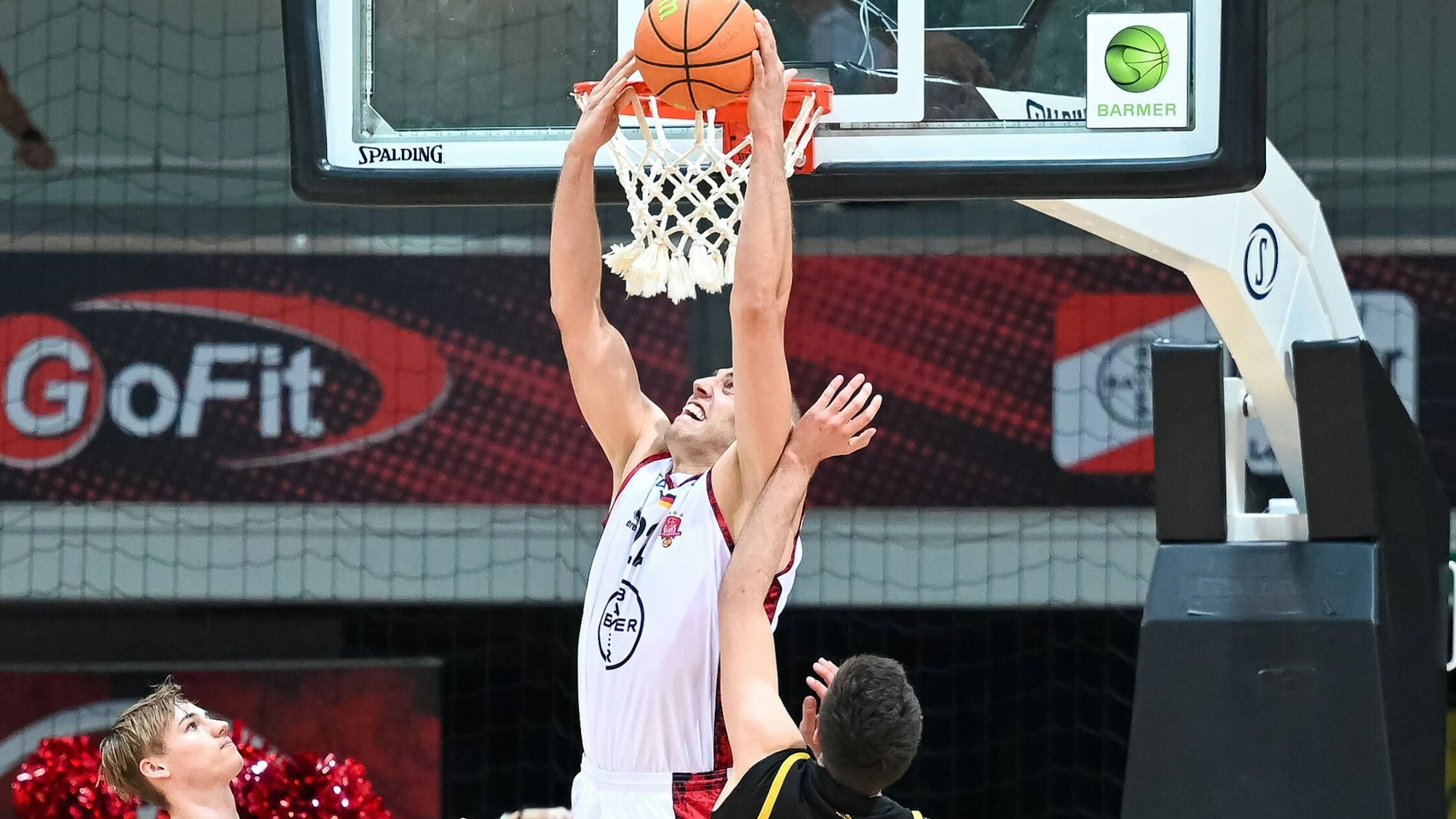 Dennis Heinzmann Bayer Giants Leverkusen, 22 am Korb. Timo Lanmüller Tigers Tuebingen, 07 und Mateo Seric Tigers Tuebingen, 17 koennen nur zusehen. Bayer Giants Leverkusen vs. Tigers Tuebingen, Basketball, 2. Basketballbundesliga, 7. Spieltag, PO-Halbfinale, Saison 2021/2022, 10.05.2022 Bayer Giants Leverkusen vs. Tigers Tuebingen, Basketball, 2. Basketballbundesliga ProA, 7. Spieltag, PO-Halbfinale, Saison 2021/2022, 10.05.2022 Leverkusen *** Dennis Heinzmann Bayer Giants Leverkusen, 22 at the basket Timo Lanmüller Tigers Tuebingen, 07 and Mateo Seric Tigers Tuebingen, 17 can only watch Bayer Giants Leverkusen vs Tigers Tuebingen, Basketball, 2 Basketballbundesliga, 7 Spieltag, PO Halbfinale, Saison 2021 2022, 10 05 2022 Bayer Giants Leverkusen vs Tigers Tuebingen, Basketball, 2 Basketballbundesliga ProA, 7 Spieltag, PO Halbfinale, Saison 2021 2022, 10 05 2022 Leverkusen Copyright: xEibner-Pressefotox EP_THR