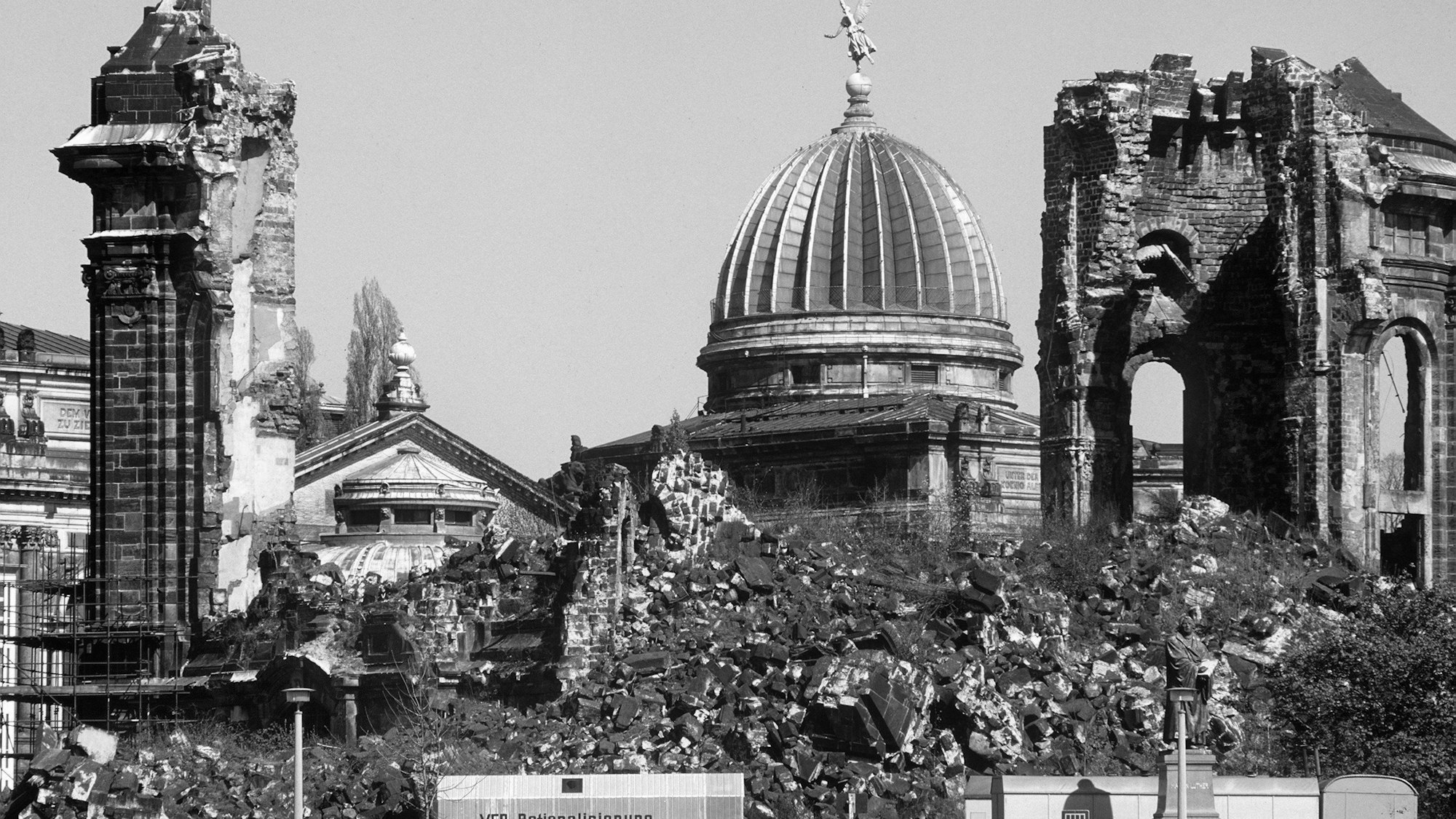 Das undatierte Archivbild von 1990 zeigt die Ruine der barocken Frauenkirche in Dresden, die kurz vor Ende des Zweiten Weltkrieges nach der Bombennacht vom 13. zum 14. Februar 1945 am 15. Februar in sich zusammen fiel und bis 1993 als Mahnmal unverändert blieb, bevor der Wiederaufbau begann.