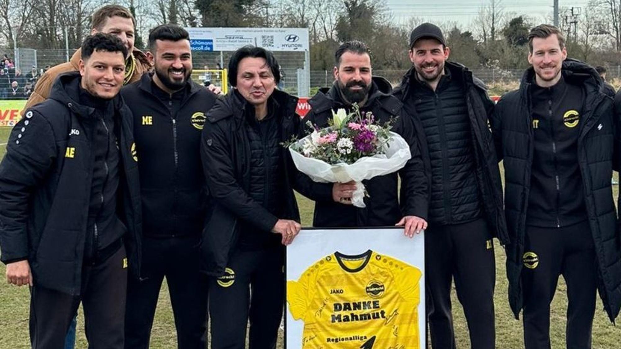 Mahmut Temür erhält ein Trikot mit dem Schriftzug "Danke Mahmut" und Unterschriften von den Vereinsverantwortlichen.