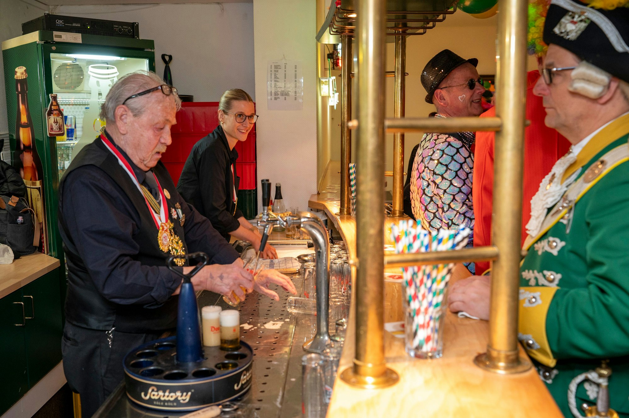 Lothar zapft fachmännisch das Kölsch, Annika Müller spült lieber Gläser.