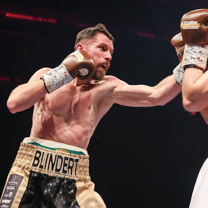 Benny Blinderts Schlag geht durch die Deckung von Felix Sturm und landet im Gesicht des Ex-Weltmeisters.