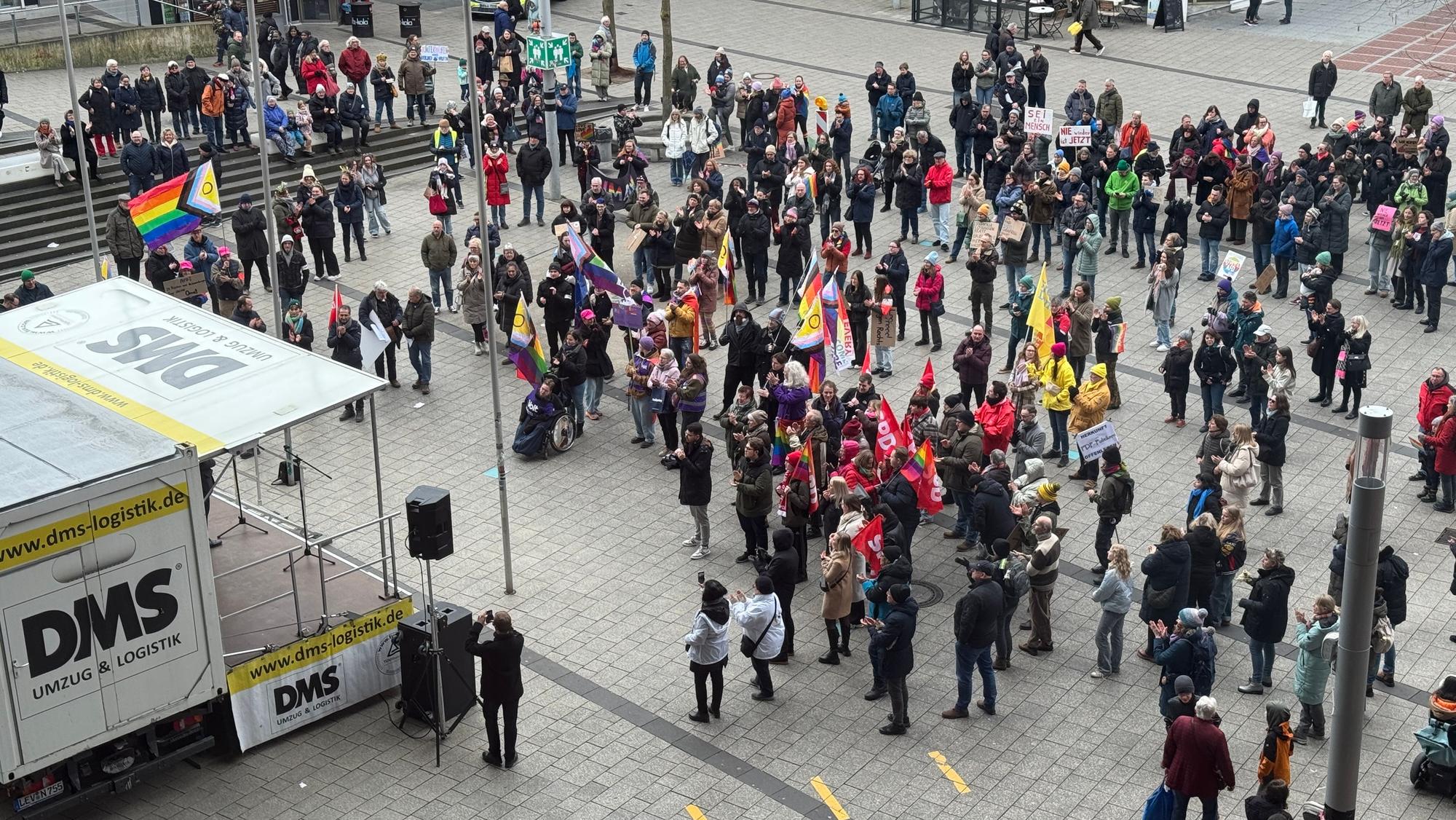 Rund 300 Leute waren dem Aufruf von „Pride am Rhein“ gefolgt.