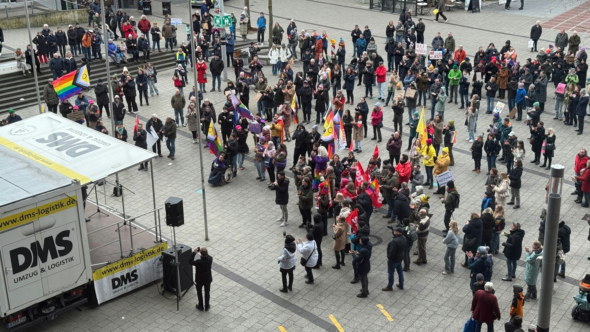 Rund 300 Leute waren dem Aufruf von „Pride am Rhein“ gefolgt.