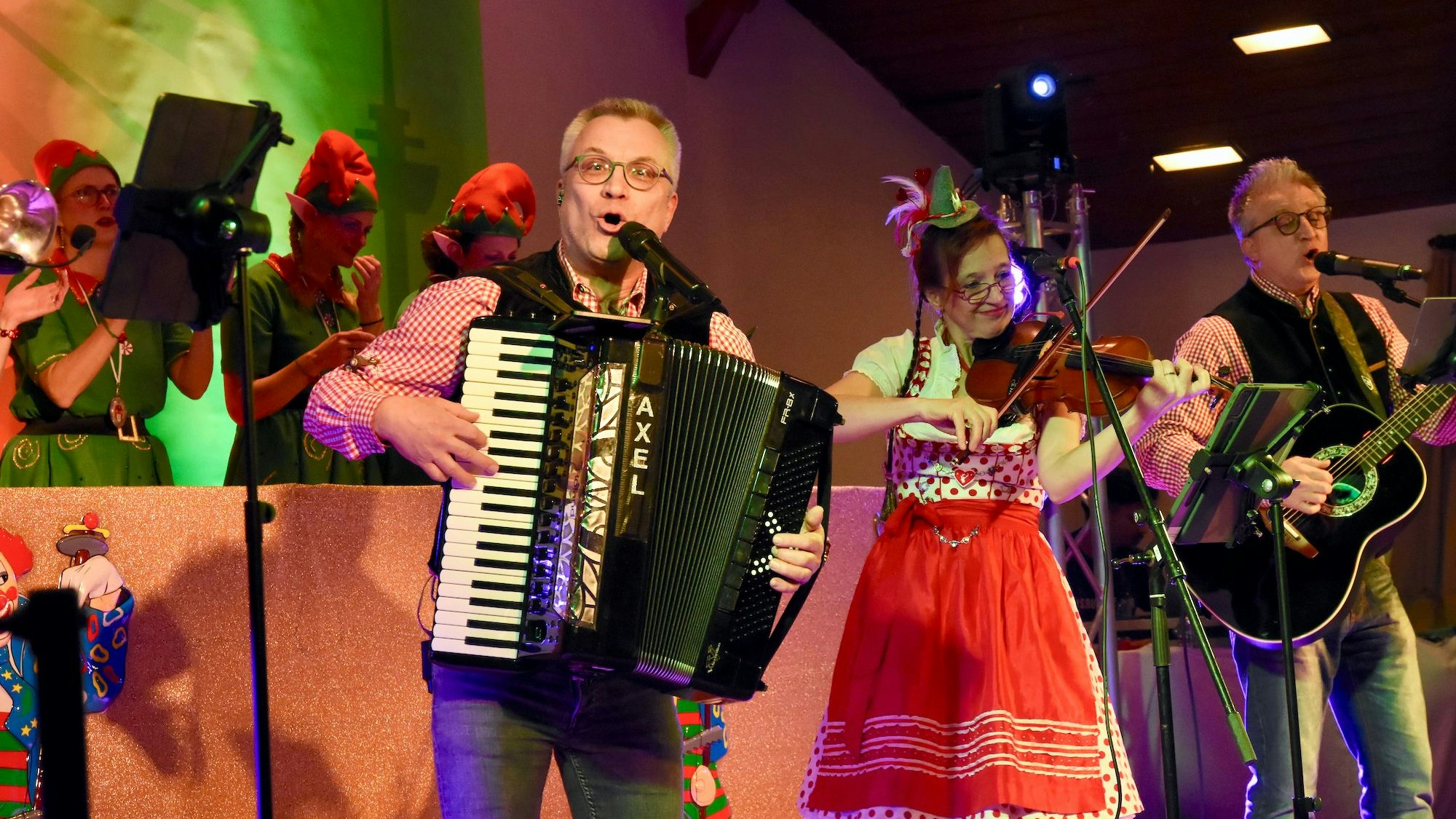 Eine Musikgruppe auf der Bühne einer Karnevalssitzung.