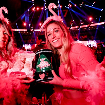 Zwei verkleidete Frauen mit Kölschfass und Berlinern in der Arena.