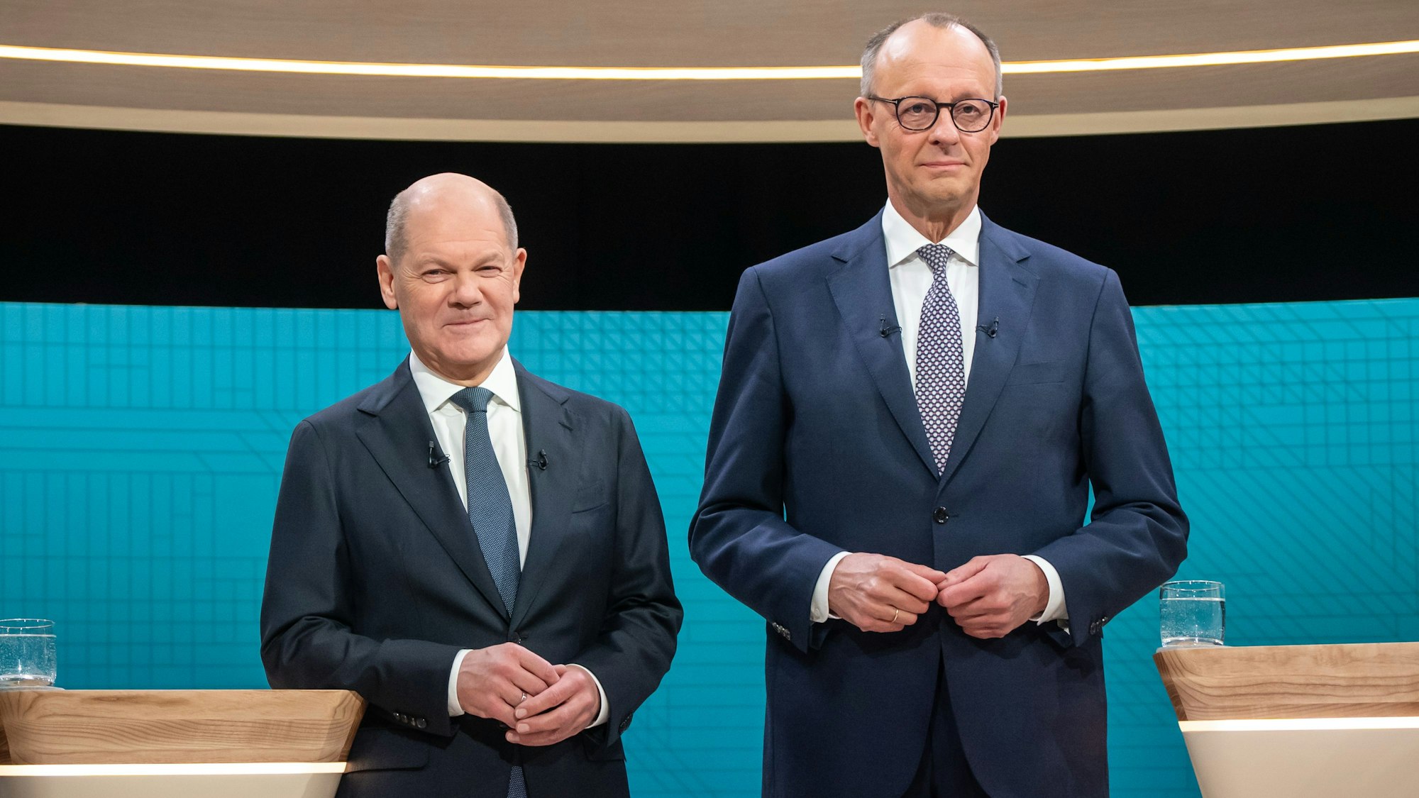 Bundeskanzler Olaf Scholz (SPD, l), steht neben Friedrich Merz, Unions Kanzlerkandidat und CDU Bundesvorsitzender, vor dem TV-Duell von ARD und ZDF. (Archivbild)