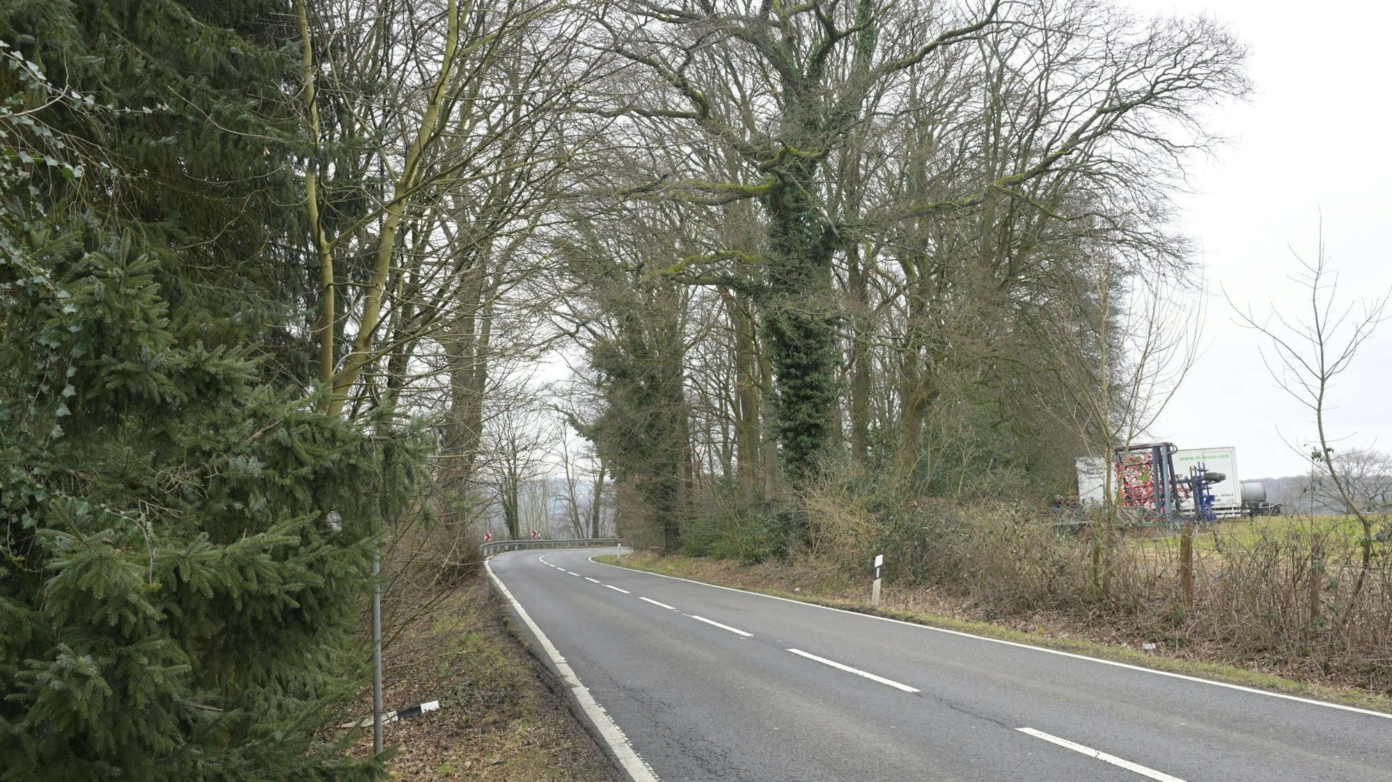 Das Foto zeigt die Kurve, die bei Herkenrath verbreitert wird