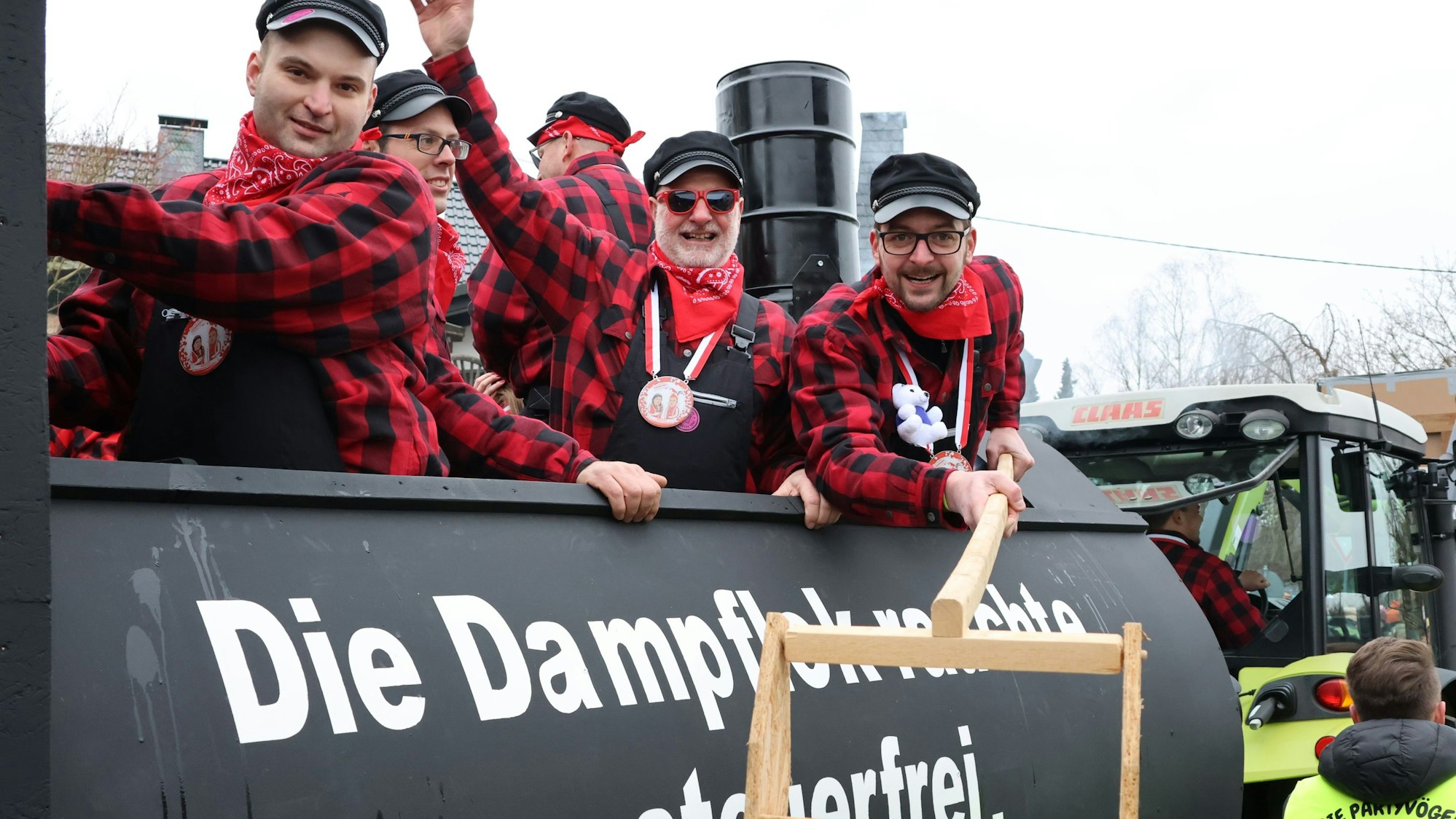 Die Partyvögel beim Karnevalszug in Waldbröl-Schönenbach.
