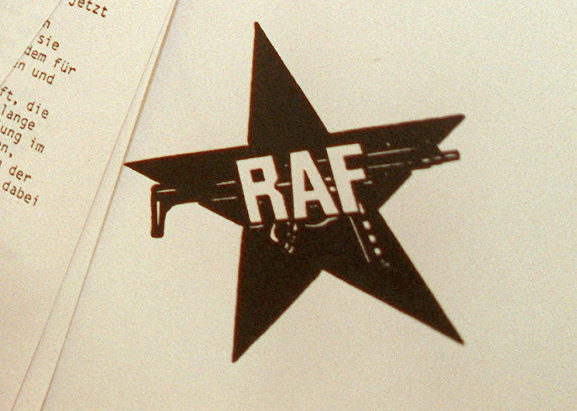 Das Symbold der RAF auf einem Schreiben der Rote Armee Fraktion (RAF) besteht aus dem Schriftzug „RAF“, der sich über einem Maschinengewehr und einem Stern befindet.