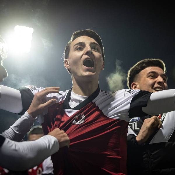 Viktoria Kölns Malek El Mala (M.) und sein Bruder Said (r.) feiern den 3:1-Sieg über Aachen.