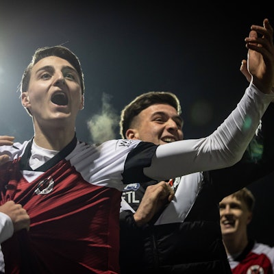 Viktoria Kölns Malek El Mala (M.) und sein Bruder Said (r.) feiern den 3:1-Sieg über Aachen.