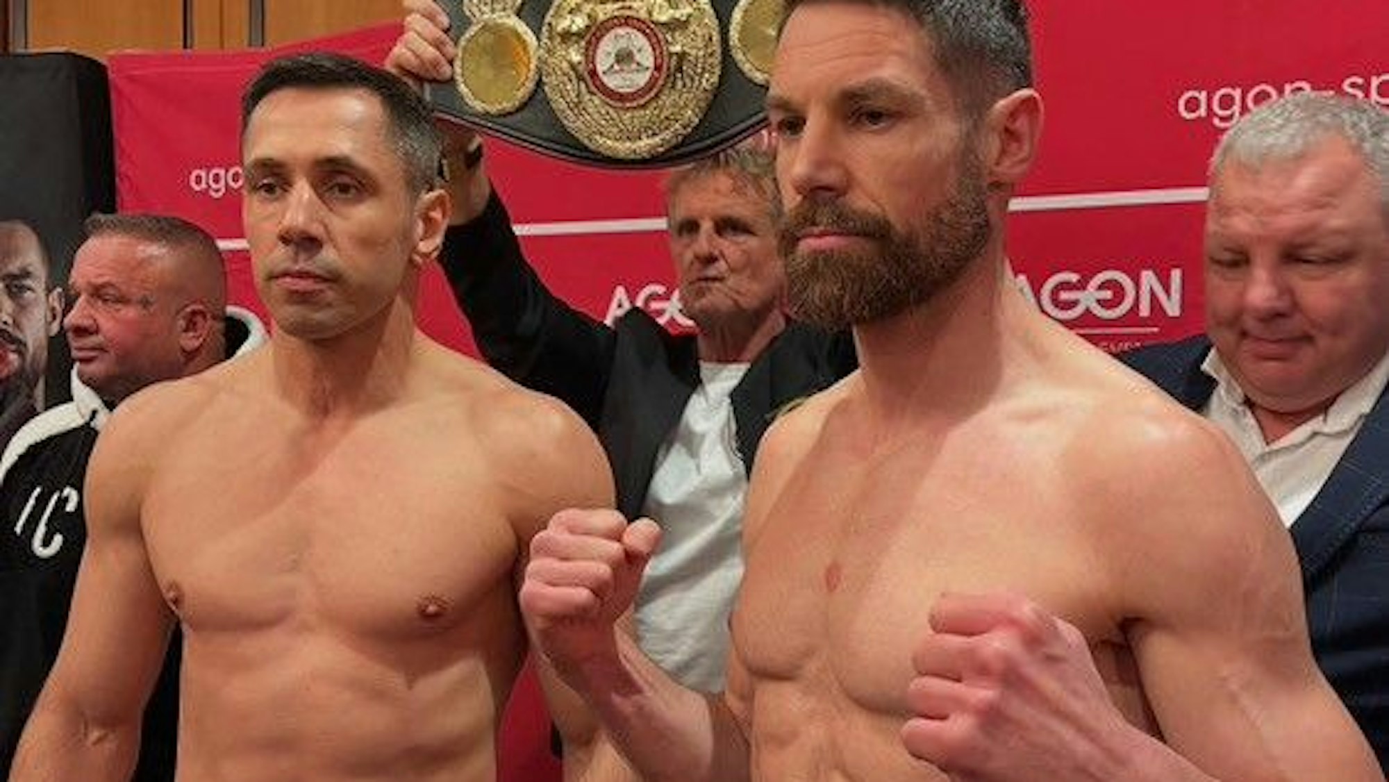 Die beiden Boxer stehen nach dem Wiegen mit nackten Oberkörpern nebeneinander. Benny Blindert ballt die Fäuste.