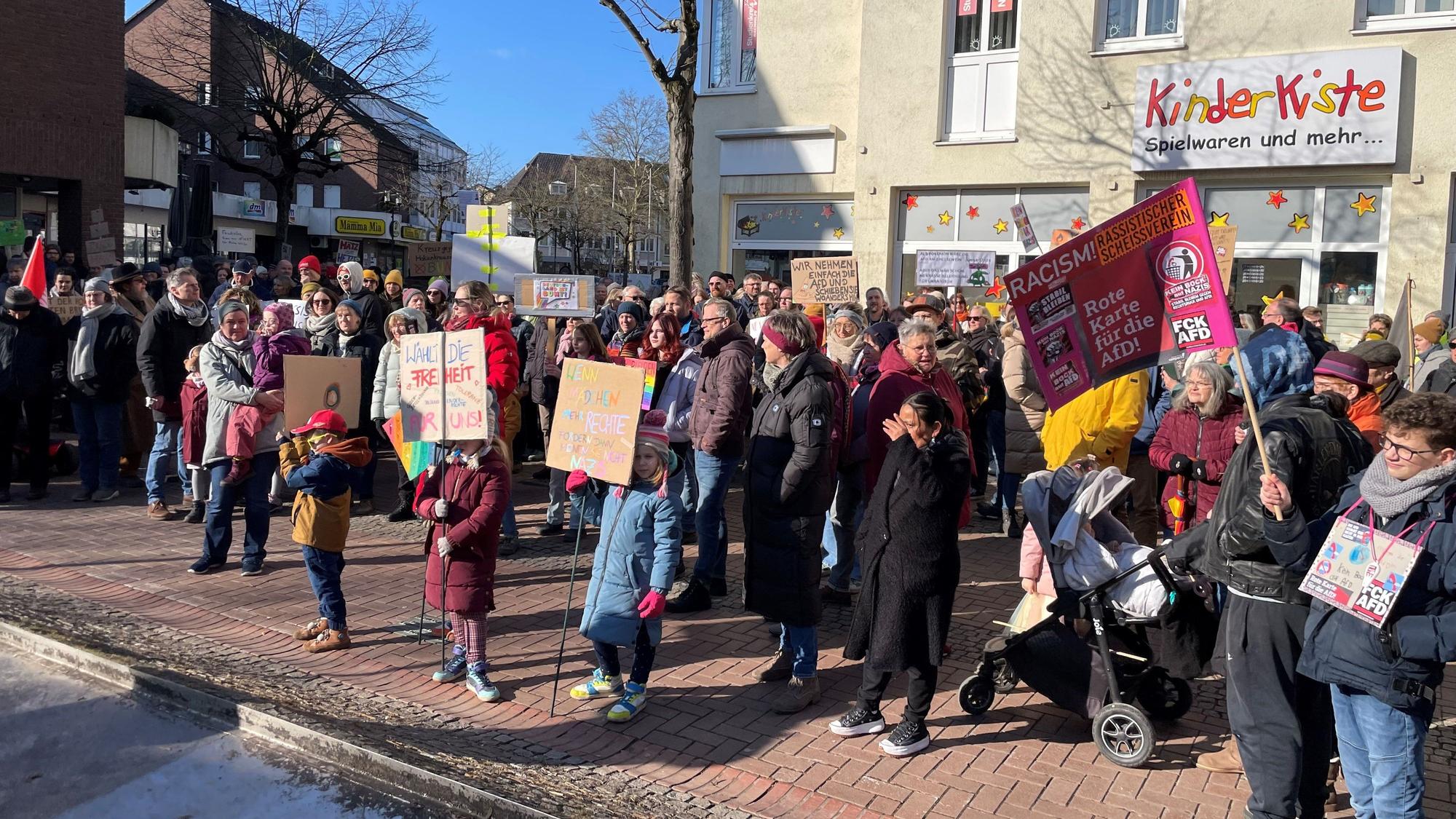 Menschen aller Altersklassen waren auf den Markplatz Im Brückerfeld gekommen.