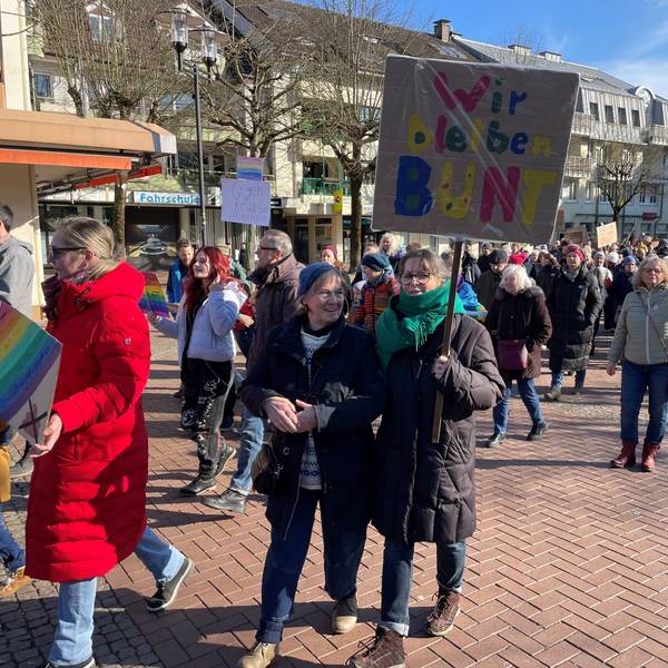 Rund 200 Menschen waren dem Aufruf von "Leichlingen ist bunt" gefolgt.
