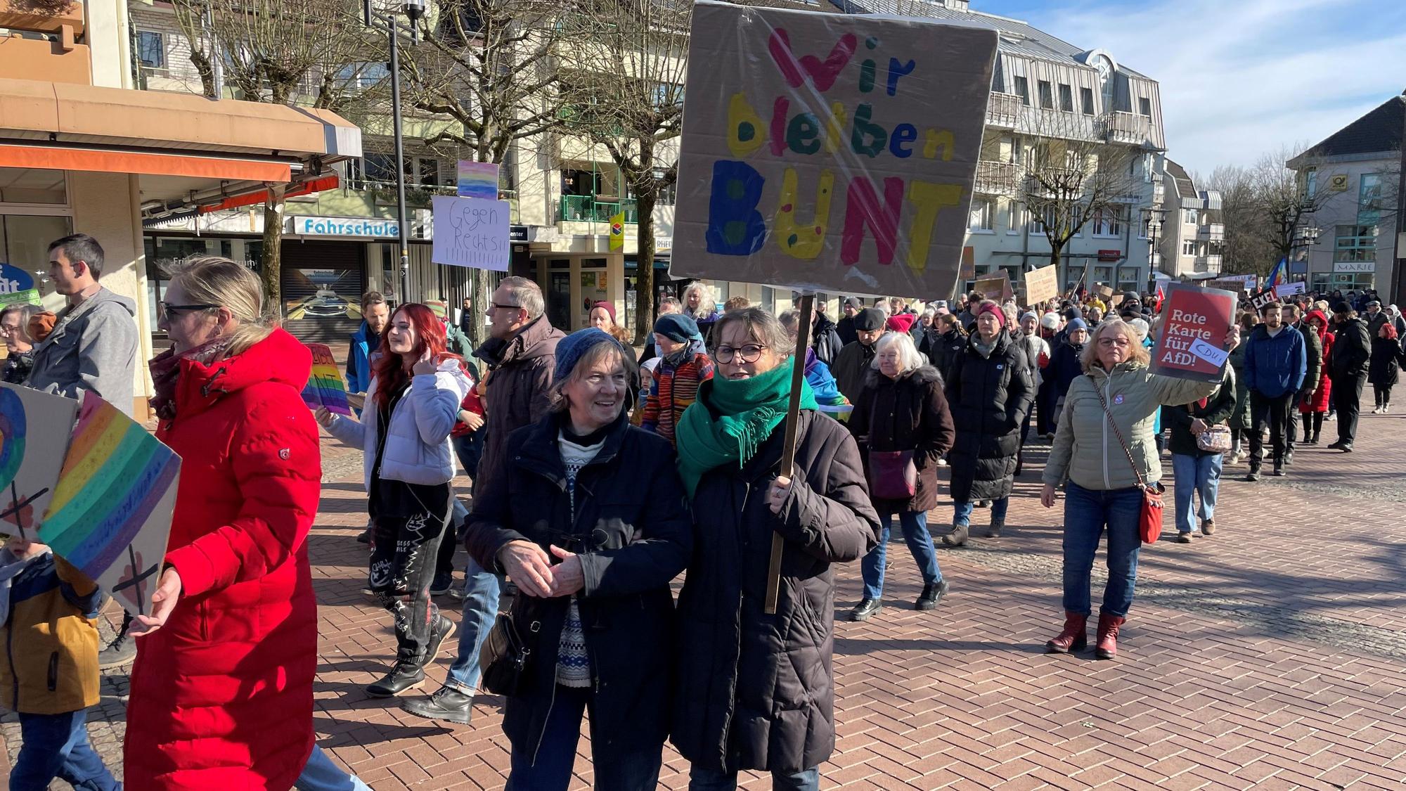 Rund 200 Menschen waren dem Aufruf von "Leichlingen ist bunt" gefolgt.