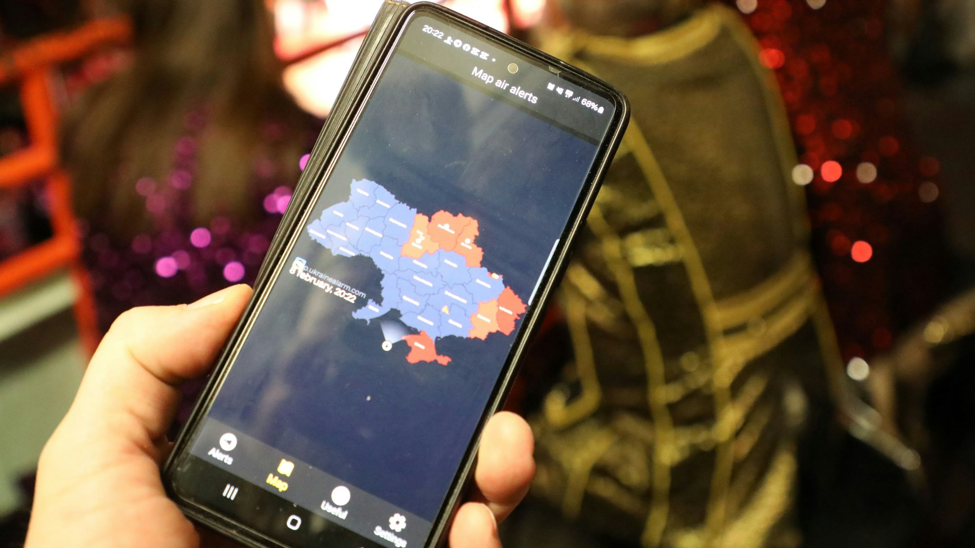 Luftalarm im Karneval: Eine Handy-App zeigt den Luftalarm in Bergisch Gladbachs ukrainischer Partnerstadt Butscha auf einer Landkarte der Ukraine an.