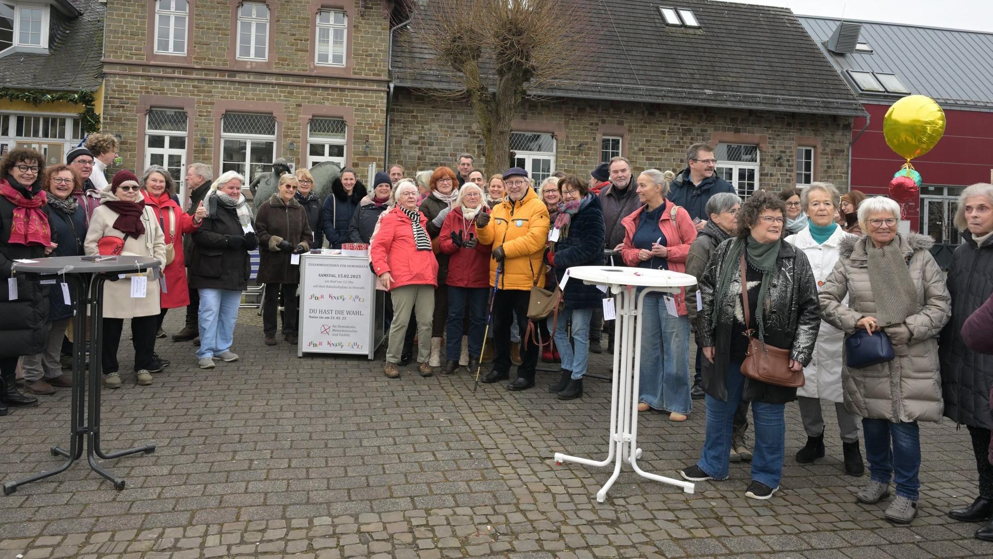 15.02.25-Demo Demokratie Overath Bahnhofsvorplatz