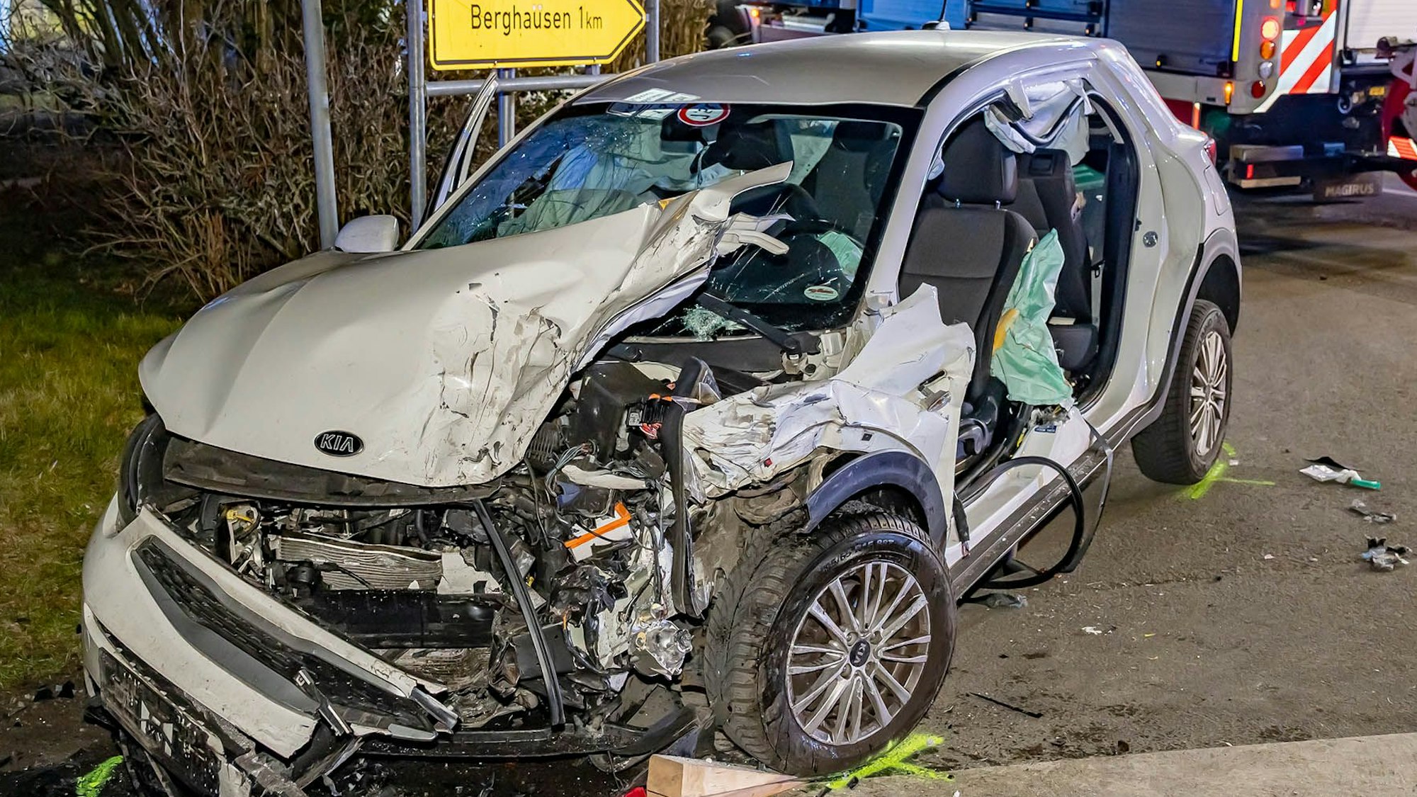 Bei Gummersbach-Nochen war es am Samstagabend zu einem schweren Unfall gekommen. Eine 22-Jährige aus Marienheide wurde dabei in ihrem Auto (Foto) eingeklemmt und musste von der Feuerwehr befreit werden.