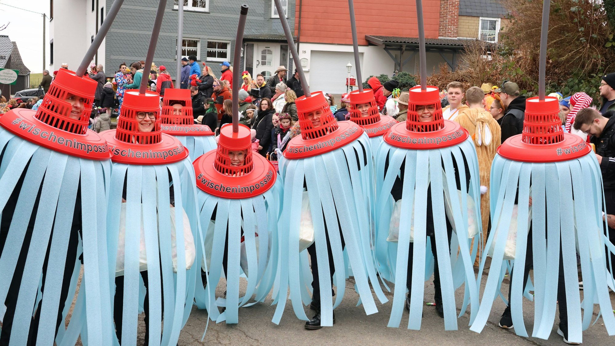 Die Schönenbacher Määädchen als Wischmopps im Schönenbacher Karnevalszug.