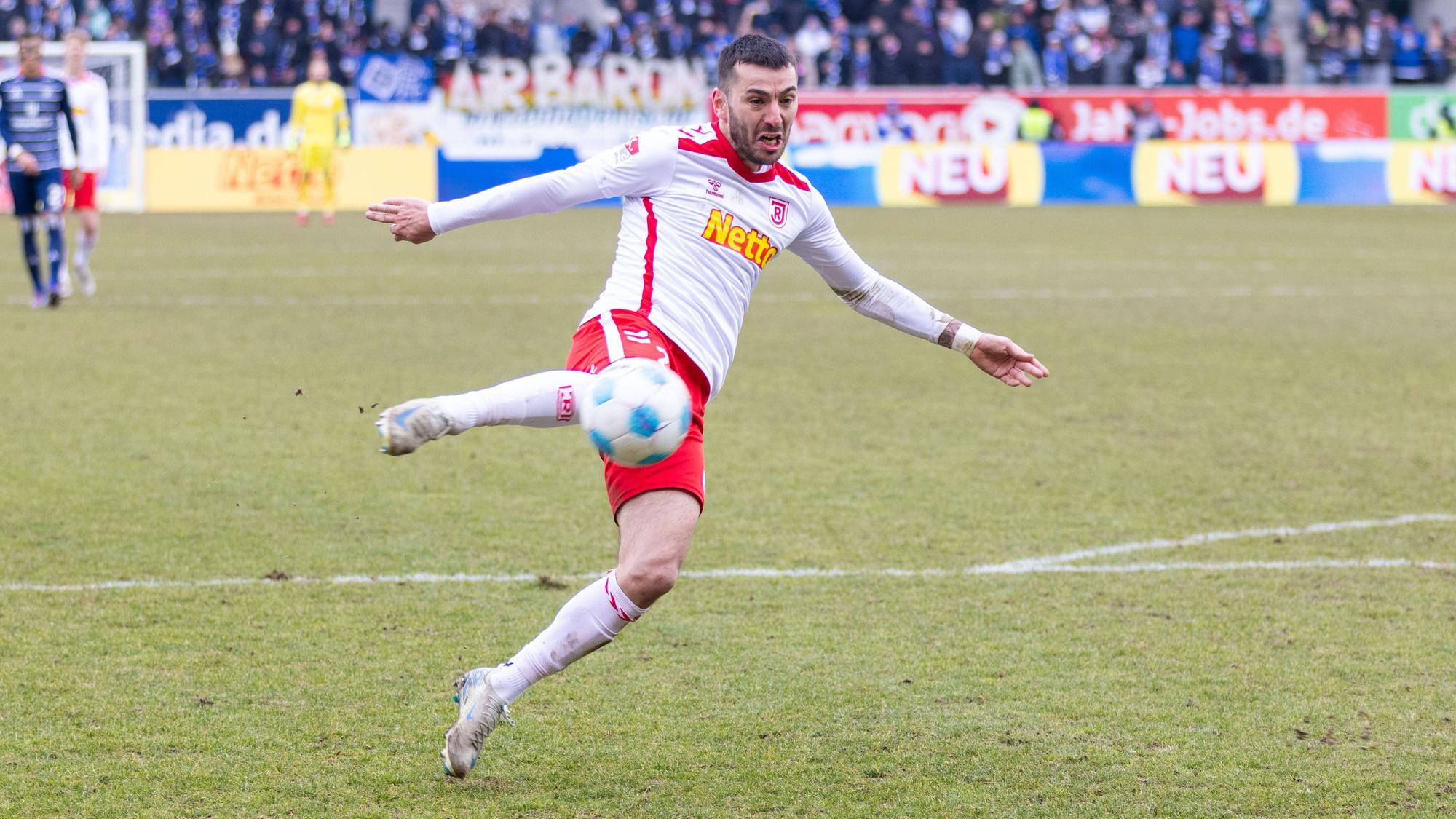 Sargis Adamyan versucht im Regensburger Trikot sogar Seitfallzieher.