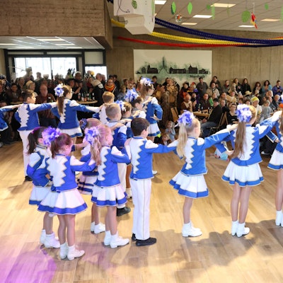Mit kunterbuntem Dschungelspaß und dem Wohnverbund St. Gertrud hat am Sonntag der Reigen der Karnevalsveranstaltungen im Morsbacher Gertrudisheim begonnen – nach sechsjähriger Zwangspause. Hier tritt gerade die Kindergarde der KG Morsbach auf.
