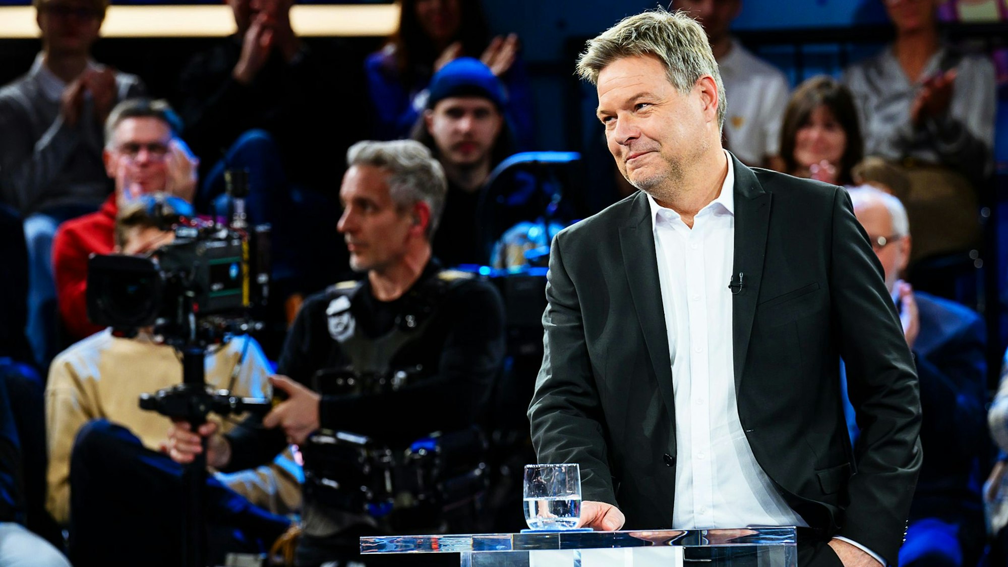 Robert Habeck, Kanzlerkandidat von Bündnis 90/Die Grünen und Bundesminister für Wirtschaft und Klimaschutz, in der ZDF-Sendung „Klartext“. Bürgerinnen und Bürger haben in der Sendung die Gelegenheit den Kanzlerkandidaten ihre Fragen zu stellen. (Archivbild)