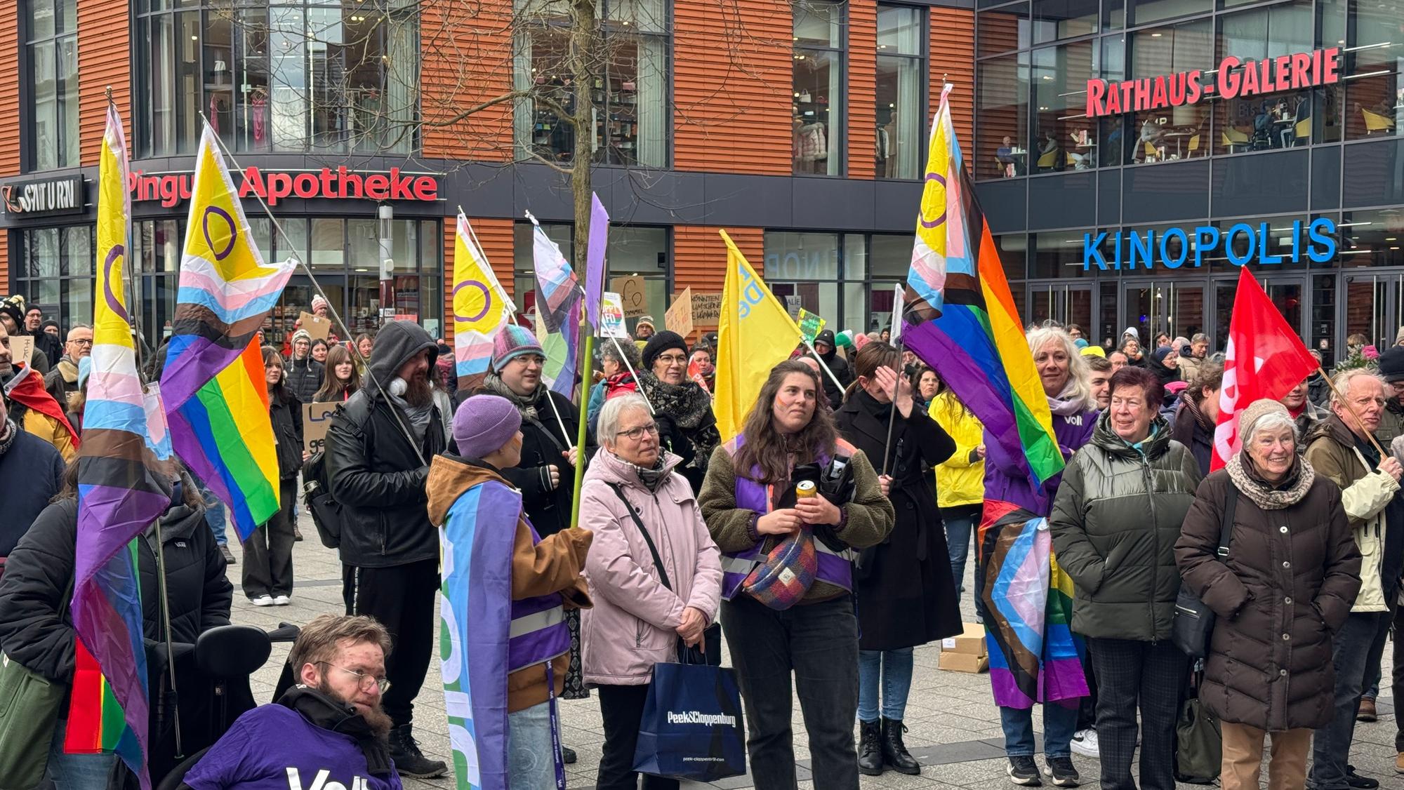 Bunt, laut, entschlossen: Um die 300 Demonstrierende setzen in Leverkusen ein starkes Zeichen für Demokratie, Vielfalt und Respekt.