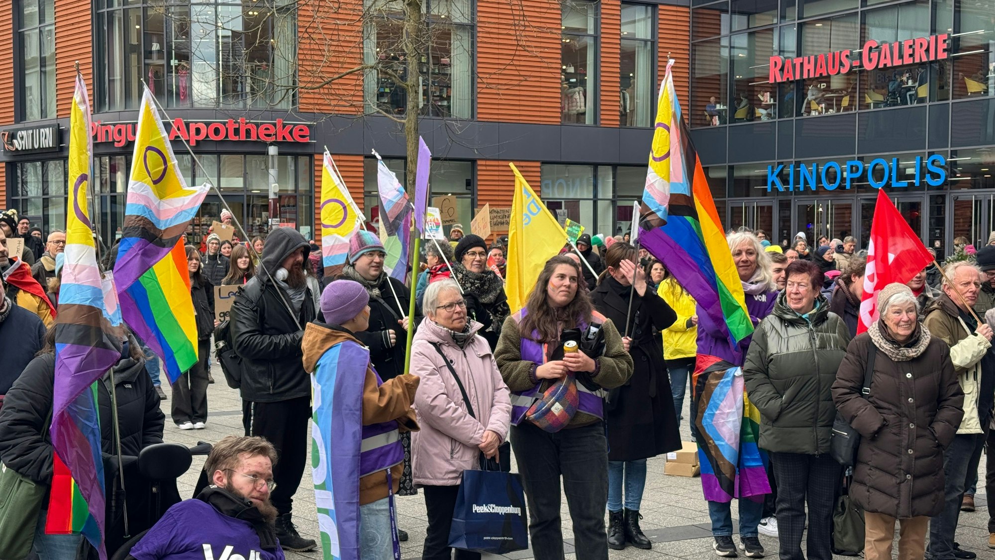 Bunt, laut, entschlossen: Um die 300 Demonstrierende setzen in Leverkusen ein starkes Zeichen für Demokratie, Vielfalt und Respekt.