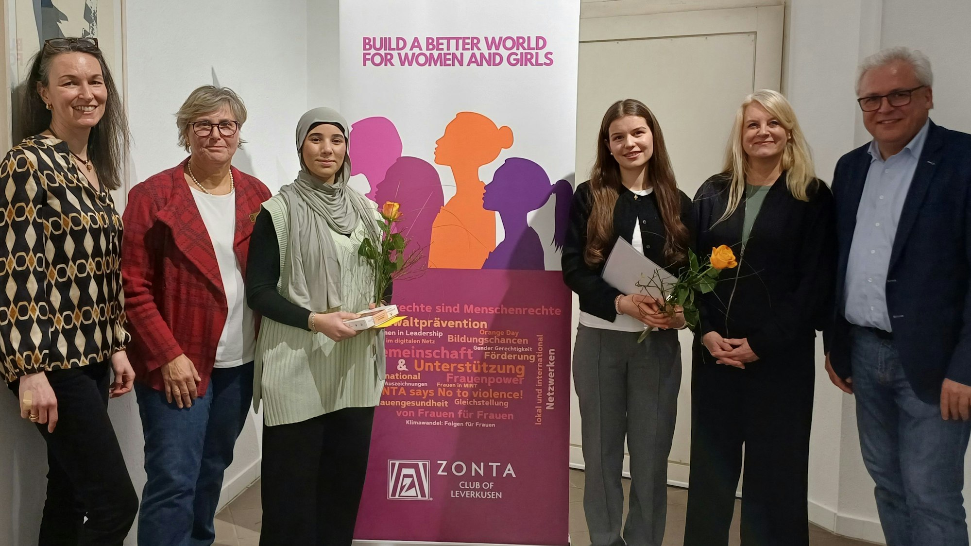 Vier Offizielle und zwei junge Frauen