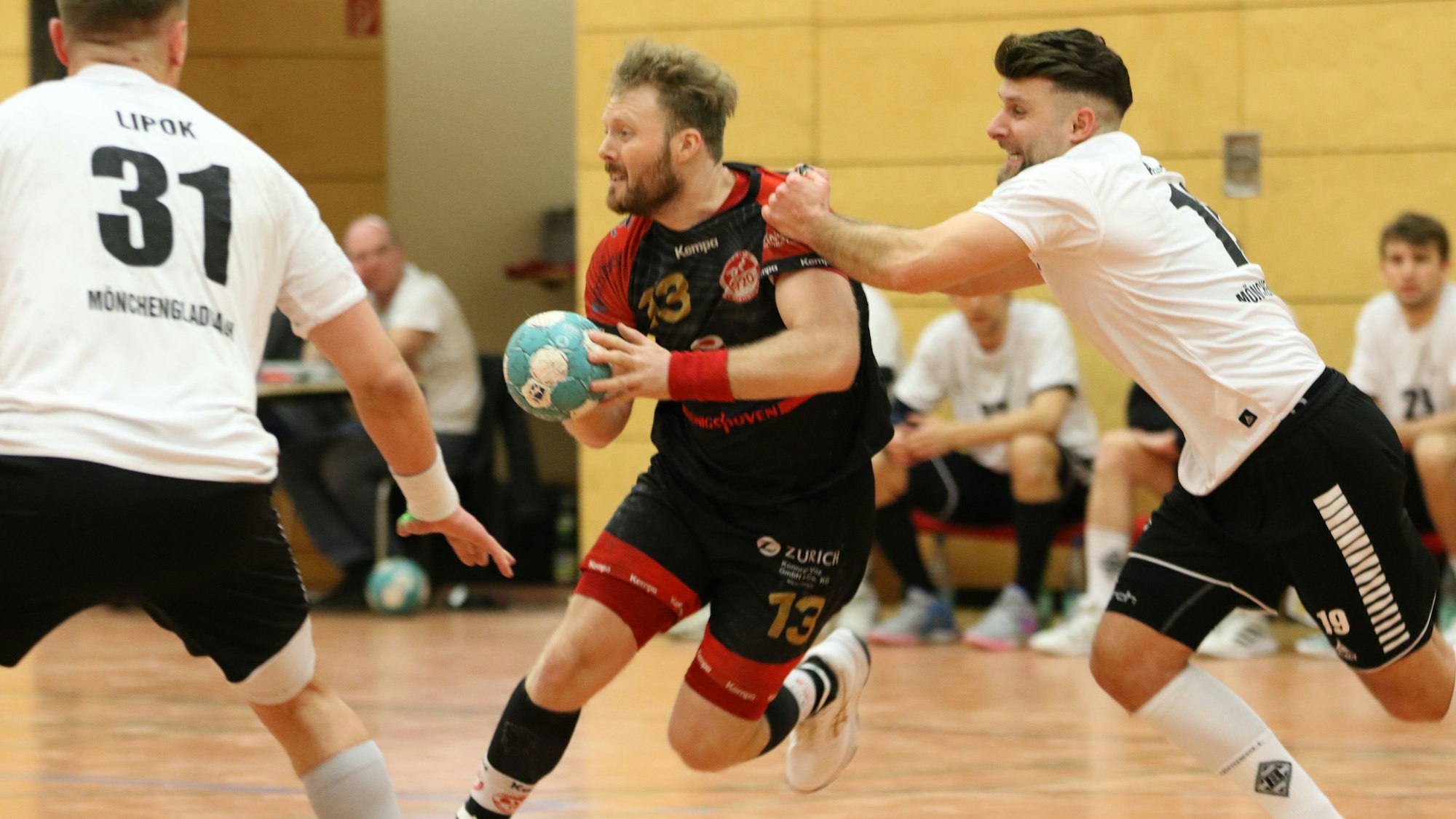 René Lönenbach schaut sich aus vollem Lauf um, während er von einem Gegner an der Schulter gepackt wird.