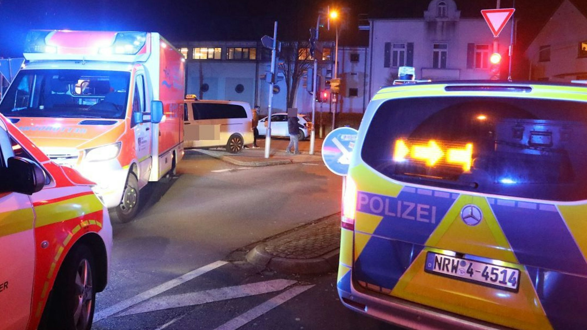 Einsatzfahrzeuge der Polizei und des Rettungsdienstes stehen an einer Kreuzung.