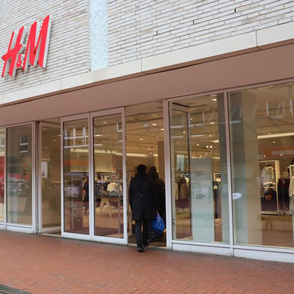 Auf dem Bild ist der Eingang zum Ladenlokal von H&M in der Frechener Fußgängerzone zu sehen.