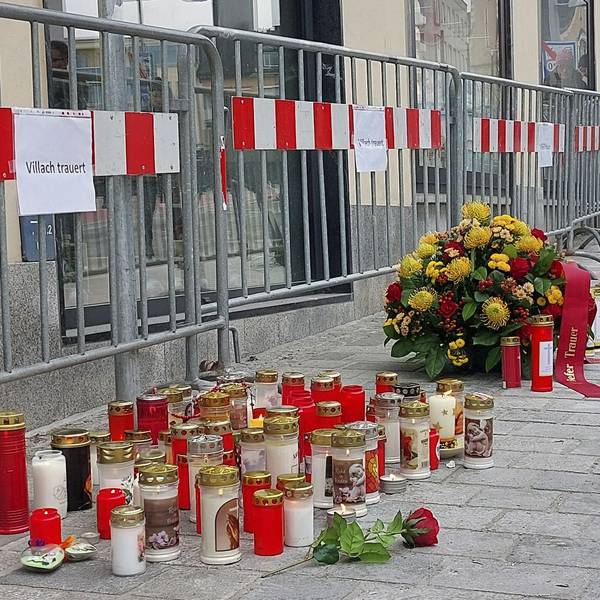 16.02.2025, Österreich, Villach: Blumen und Kerzen am Tatort des Messerangriffs. Ein Mann hat am Samstag, 15. Februar 2025, in Villach auf mehrere Passanten eingestochen und einen von ihnen getötet. Foto: Peter Lindner/APA/dpa +++ dpa-Bildfunk +++