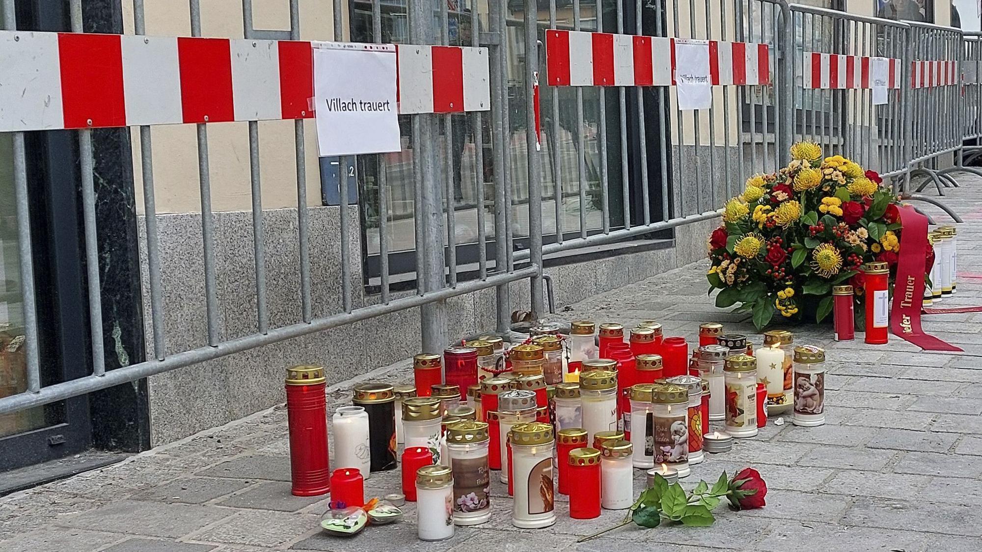 16.02.2025, Österreich, Villach: Blumen und Kerzen am Tatort des Messerangriffs. Ein Mann hat am Samstag, 15. Februar 2025, in Villach auf mehrere Passanten eingestochen und einen von ihnen getötet. Foto: Peter Lindner/APA/dpa +++ dpa-Bildfunk +++
