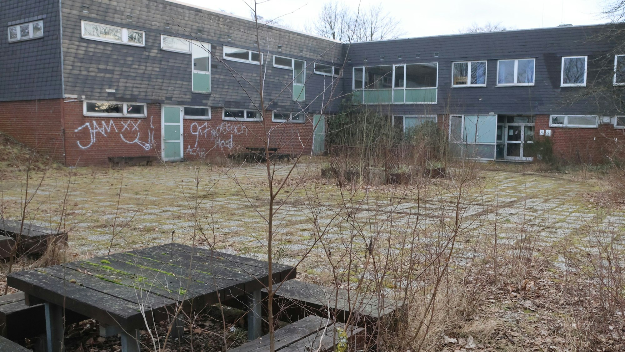 Seit mehr als sechs Jahren wird die Morsbacher Jugendherberge nicht mehr genutzt. Das Gelände verfällt seither. Doch jetzt darf es die Polizei für Übungen nutzen.