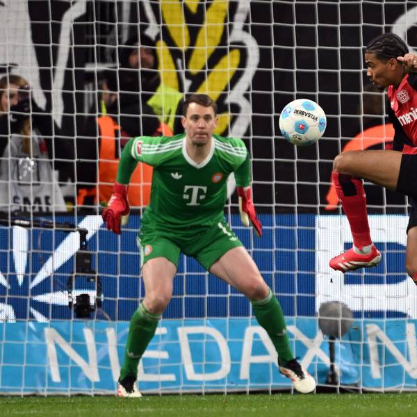 15.02.2025, Nordrhein-Westfalen, Leverkusen: Fußball: Bundesliga, Bayer Leverkusen - Bayern München, 22. Spieltag, BayArena, Leverkusens Amine Adli (r) gegen Bayerns Torwart Manuel Neuer. Foto: Federico Gambarini/dpa - WICHTIGER HINWEIS: Gemäß den Vorgaben der DFL Deutsche Fußball Liga bzw. des DFB Deutscher Fußball-Bund ist es untersagt, in dem Stadion und/oder vom Spiel angefertigte Fotoaufnahmen in Form von Sequenzbildern und/oder videoähnlichen Fotostrecken zu verwerten bzw. verwerten zu lassen. +++ dpa-Bildfunk +++