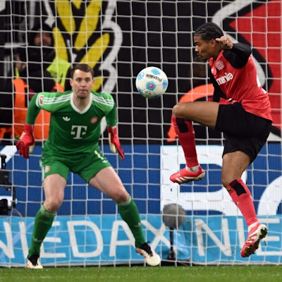 15.02.2025, Nordrhein-Westfalen, Leverkusen: Fußball: Bundesliga, Bayer Leverkusen - Bayern München, 22. Spieltag, BayArena, Leverkusens Amine Adli (r) gegen Bayerns Torwart Manuel Neuer. Foto: Federico Gambarini/dpa - WICHTIGER HINWEIS: Gemäß den Vorgaben der DFL Deutsche Fußball Liga bzw. des DFB Deutscher Fußball-Bund ist es untersagt, in dem Stadion und/oder vom Spiel angefertigte Fotoaufnahmen in Form von Sequenzbildern und/oder videoähnlichen Fotostrecken zu verwerten bzw. verwerten zu lassen. +++ dpa-Bildfunk +++