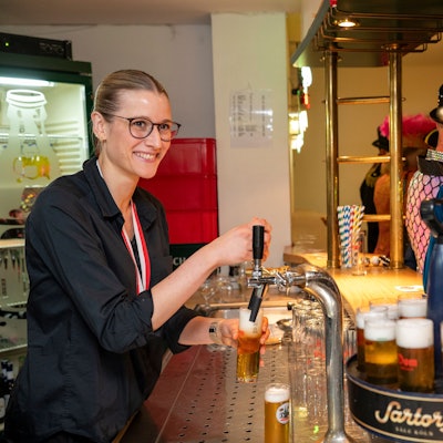 Annika Müller hinter der Theke im Foyer der Sartory-Säle.