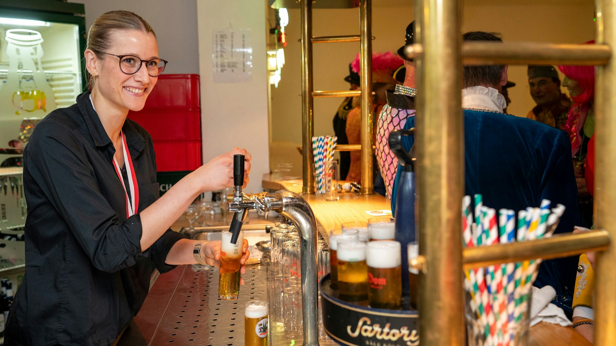 Annika Müller hinter der Theke im Foyer der Sartory-Säle.