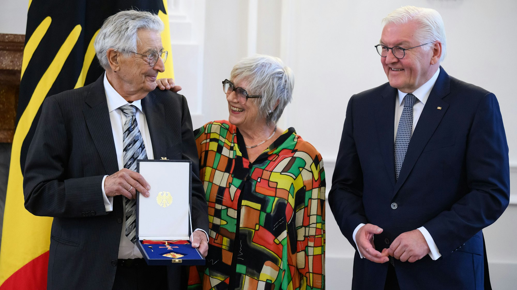 Gerhart Baum (l., FDP), ehemaliger Bundesinnenminister, präsentiert das Große Verdienstkreuz mit Stern des Verdienstordens der Bundesrepublik Deutschland 2023 neben seiner Ehefrau Renate Liesmann-Baum und Bundespräsident Frank-Walter Steinmeier im Schloss Bellevue.