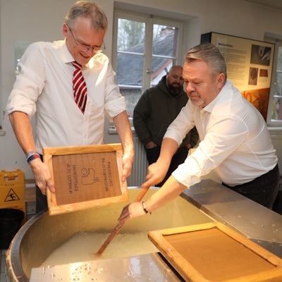 Butschas Bürgermeister Anatolii Fedoruk und Bergisch Gladbachs Bürgermeister Frank Stein schöpfen Papier im LVR-Industriemuseum Papiermühle Alte Dombach.