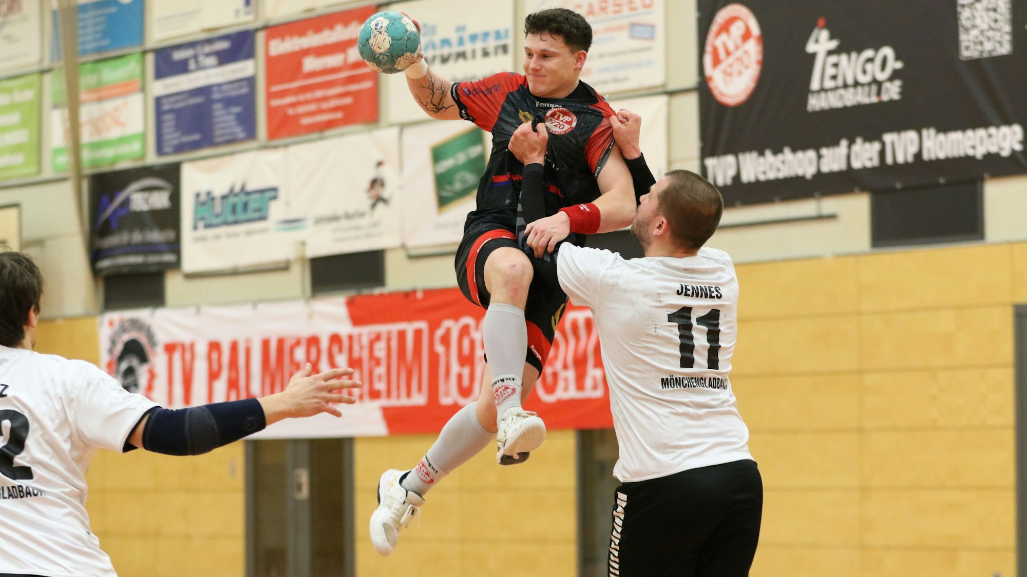 Marius Schmitz ist im Sprung und steigt sehr hoch, sein Gegner reißt ihn einfach runter.